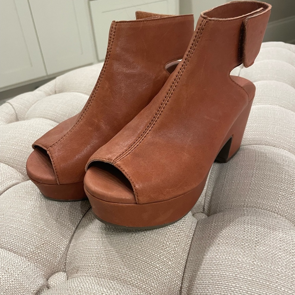 Chocolat Blu Gabby platform sandal